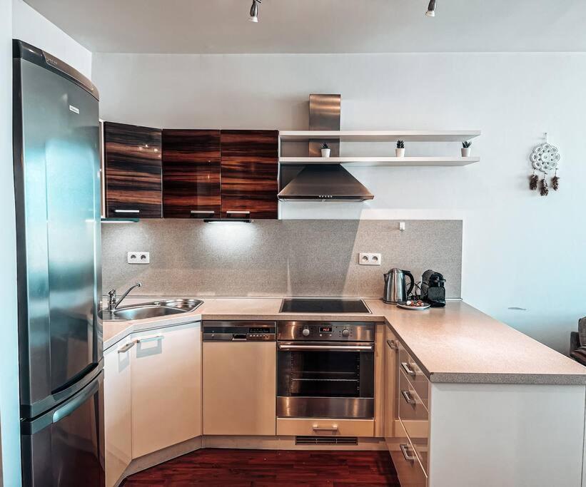 A Zen Getaway With Garage Parking Апартаменти Братислава
